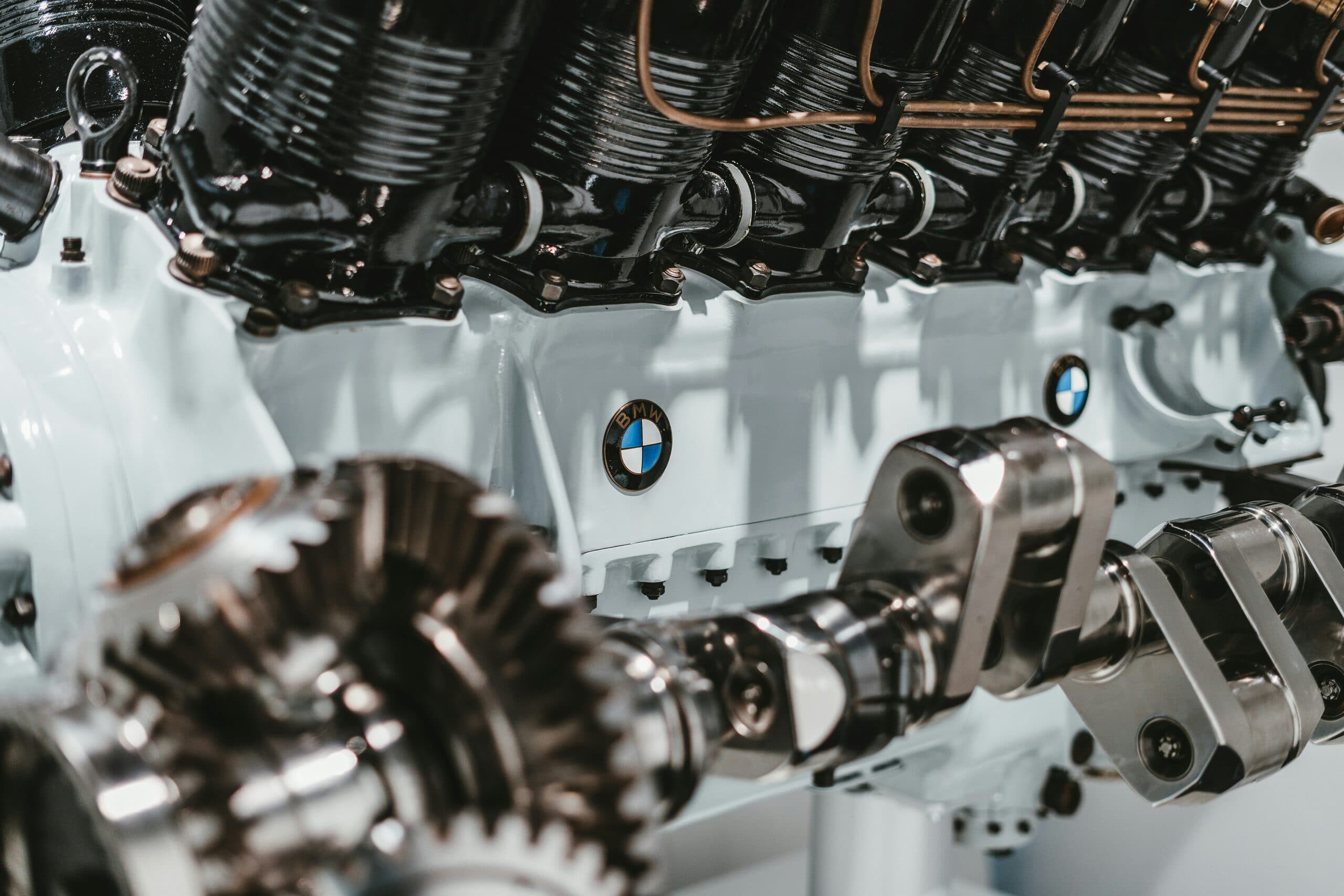 Motor mit BMW-Logo in Nahaufnahme