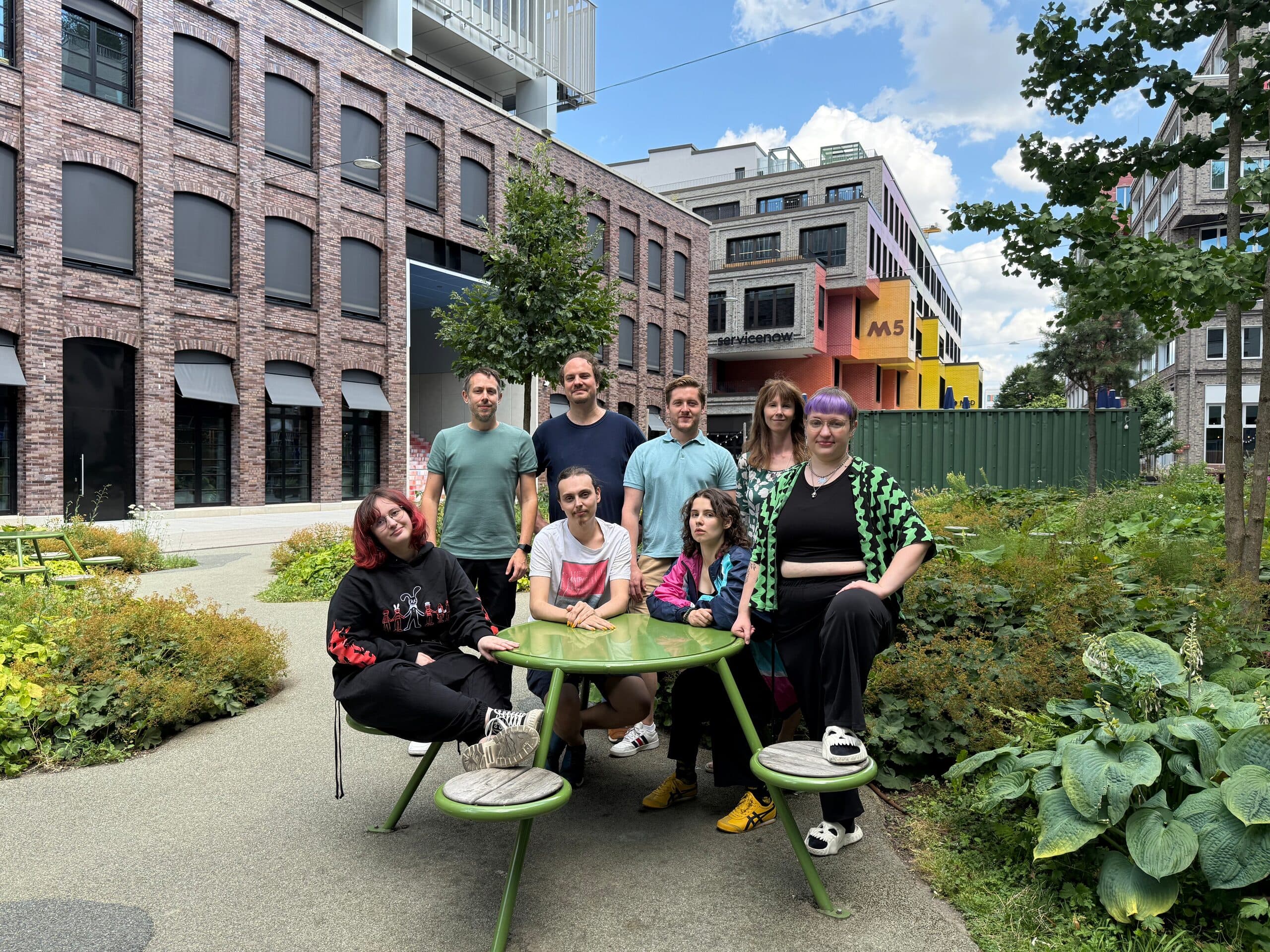 Das Team von MobiusCode an einem Tisch im Freien in München