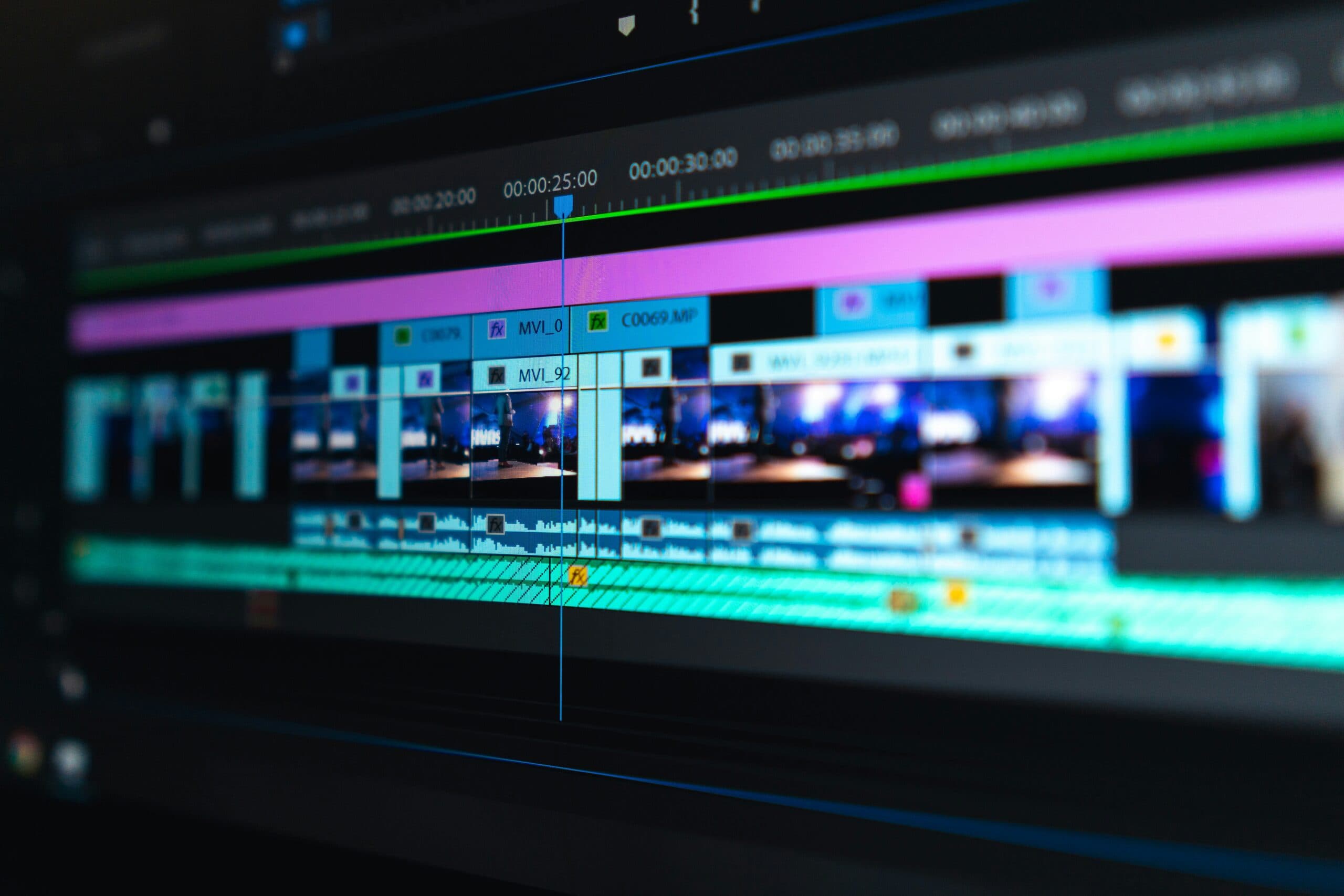 Zeitleiste eines Videoschnittprogramms mit Video- und Tonspuren